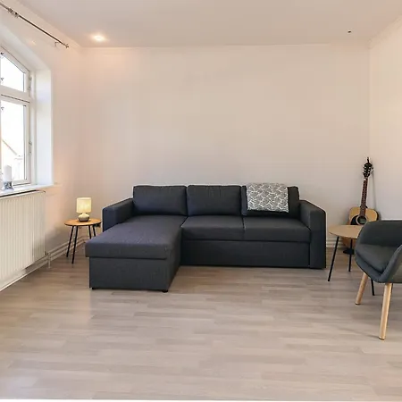 5 Person In Nyaraló *