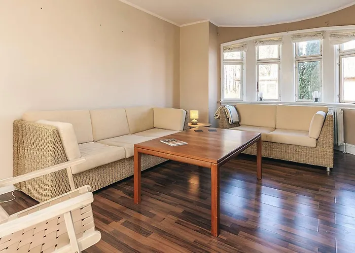 5 Person In Nyaraló *